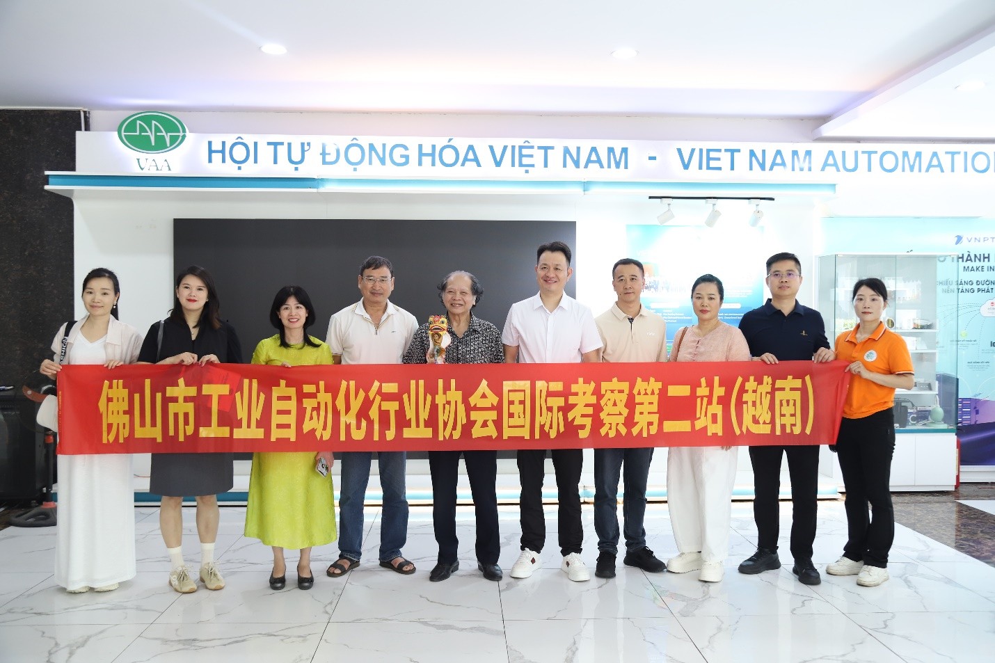 Đại diện VAA và Hiệp hội Tự động hóa công nghiệp Phật Sơn chụp ảnh lưu niệm